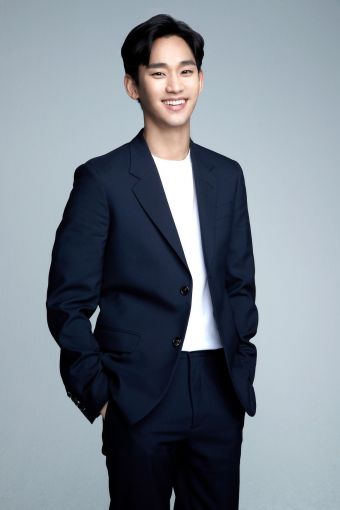 배우 김수현.
