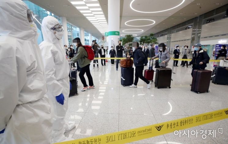이탈리아의 밀라노 지역 교민과 주재원 등이 지난 4월 전세기를 타고 인천국제공항 2터미널을 통해 귀국하고 있다./문호남 기자 munonam@