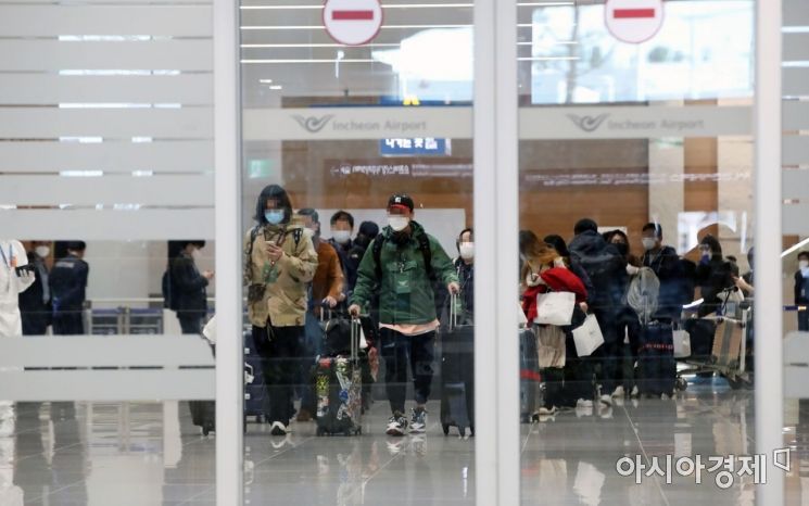 이탈리아의 밀라노 지역 교민과 주재원 등이 1일 전세기를 타고 인천국제공항 2터미널을 통해 귀국하고 있다. 이들은 입국 직후 전원 특정 시설로 이동해 코로나19 진단검사를 받는다. 여기서 모두 음성 반응이 나오면 자가 격리로 이어지고, 한 명이라도 양성 반응이 나올 경우 전원 14일간 시설 격리에 들어간다. /문호남 기자 munonam@