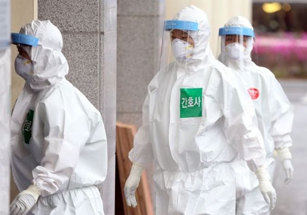 지난달 27일 대구시 중구 계명대학교 대구동산병원에서 의료진이 신종 코로나바이러스감염증 환자들이 있는 병동으로 교대 근무를 들어가고 있다./사진=연합뉴스