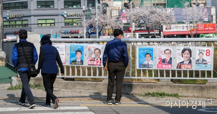 제21대 국회의원선거 공식 선거운동이 시작된 2020년 4월 2일 서울 서대문구에서 주민들이 선거 벽보를 보고 있다./강진형 기자aymsdream@