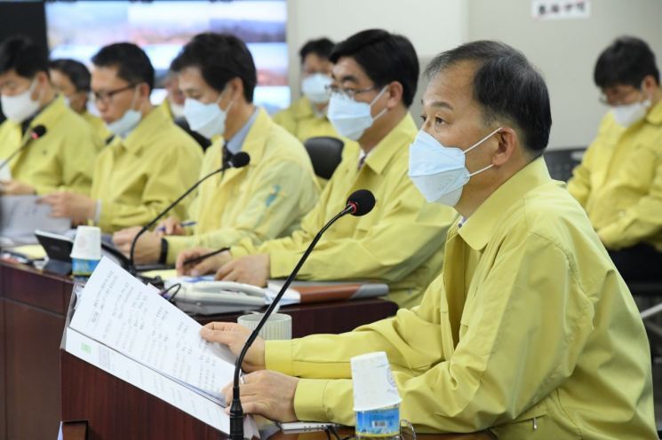 박종호 산림청장이 최근 ‘전국 산불 안전 관계관 회의(영상회의)’를 주재하고 있다. 회의에는 대구시를 제외한 지역 산불관리기관 16개 시·도와 행정안전부, 환경부, 국방부, 소방청, 기상청, 문화재청 등 28개 관계기관이 참여했다. 산림청 제공
