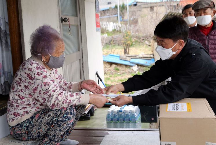 성주군, 경북 지역 첫 '재난긴급생활비' 지급 … 5400가구 혜택