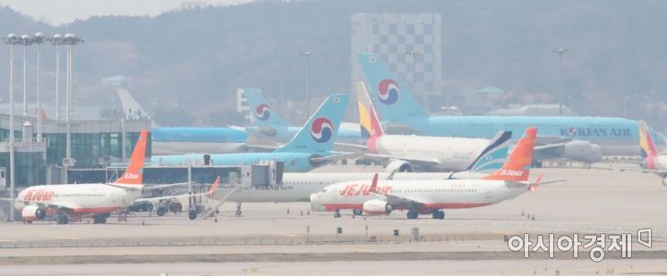 인천국제공항 주기장에 멈춘 항공기들. 87%의 항공기가 하늘을 날지 못하고 있고 항공업계는 위기에 처했습니다. [사진=아시아경제 문호남 기자]
