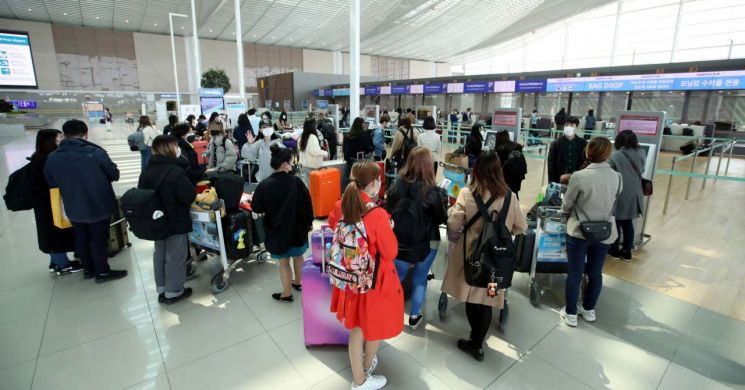 일본 정부가 오는 3일부터 한국 전역을 입국 거부 대상으로 지정한 가운데 2일 인천국제공항 2터미널에서 도쿄 나리타행 승객들이 탑승 수속을 하고 있다. /문호남 기자 munonam@