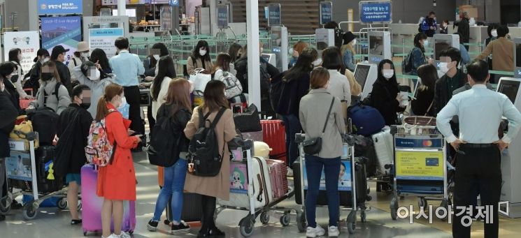 일본 정부가 오는 3일부터 한국 전역을 입국 거부 대상으로 지정한 가운데 2일 인천국제공항 2터미널에서 도쿄 나리타행 승객들이 탑승 수속을 하고 있다. /문호남 기자 munonam@