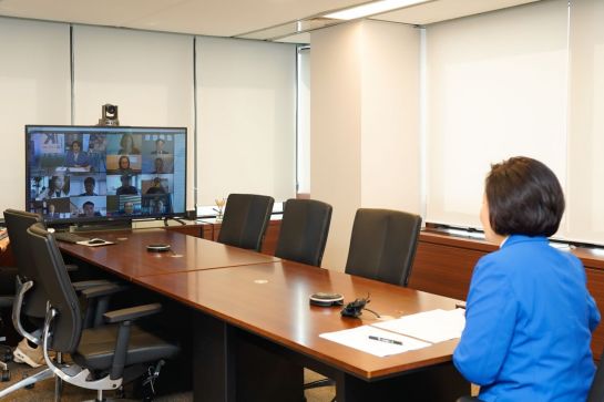 박영선 중소벤처기업부 장관이 집무실에서 '구루미'의 영상 플랫폼을 활용해 온라인 투자설명회에 참여하고 있다.