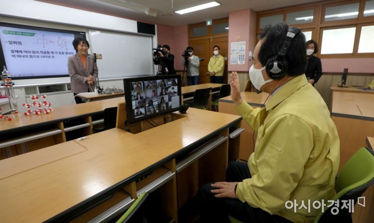 [포토]"안녕하세요" 학생들과 인사하는 정세균 국무총리  