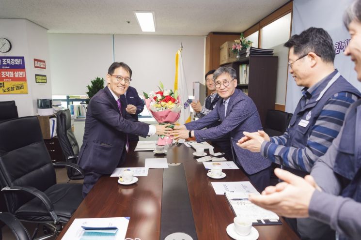 김상범 사장(왼쪽)이 서울교통공사통합노동조합 김철관 위원장과 인사를 나누고 있다.