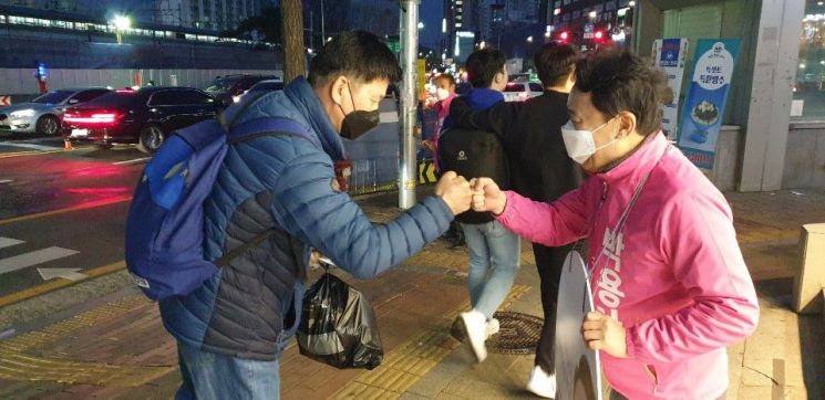 [격전지를 가다] 정치의 중심 영등포을, 김민석 "보수와 1대 1"…박용찬 "단일화 끝까지"