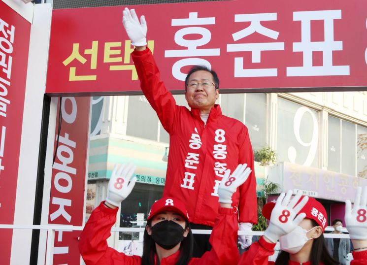 총선 유세 시작 첫날인 2일 오전 대구시 수성구 두산오거리에서 수성을에 출마한 홍준표 무소속 후보가 지지를 호소하고 있다. / 사진=연합뉴스