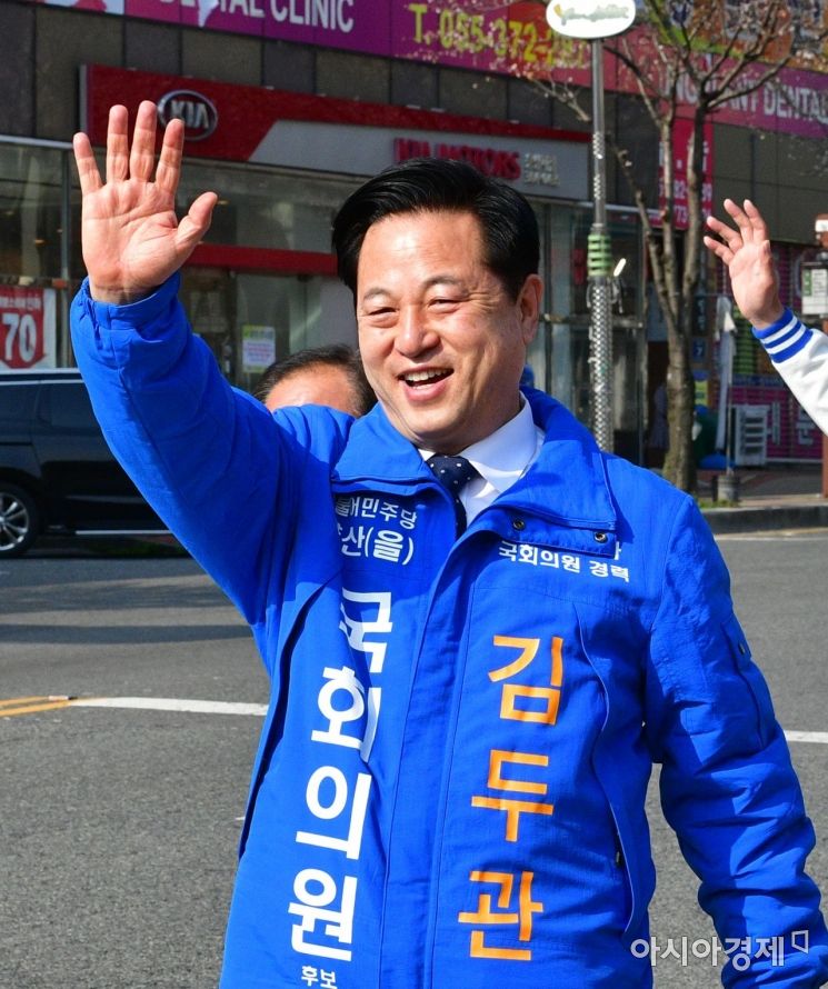 경남 양산시(을)에 출마한 김두관 더불어민주당 후보가 3일 경남 양산 덕계로 일대에서 시민들과 인사를 나누고 있다./경남 양산=윤동주 기자 doso7@