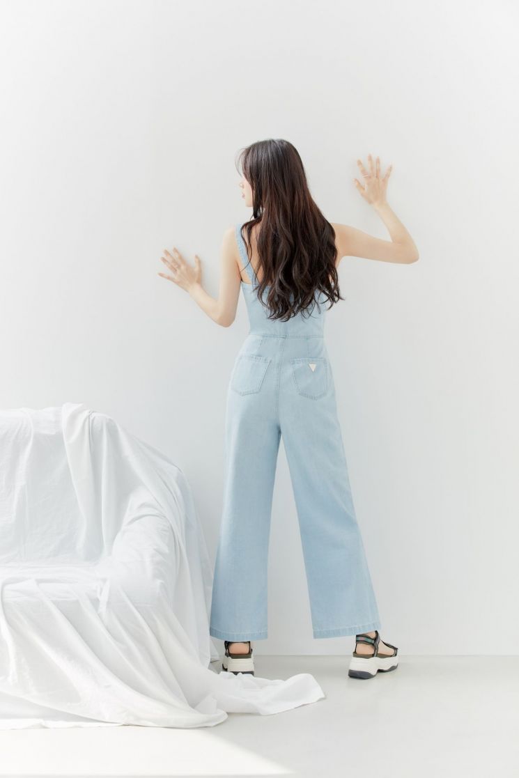 수지의 게스(GUESS), '와이드 진 컬렉션'