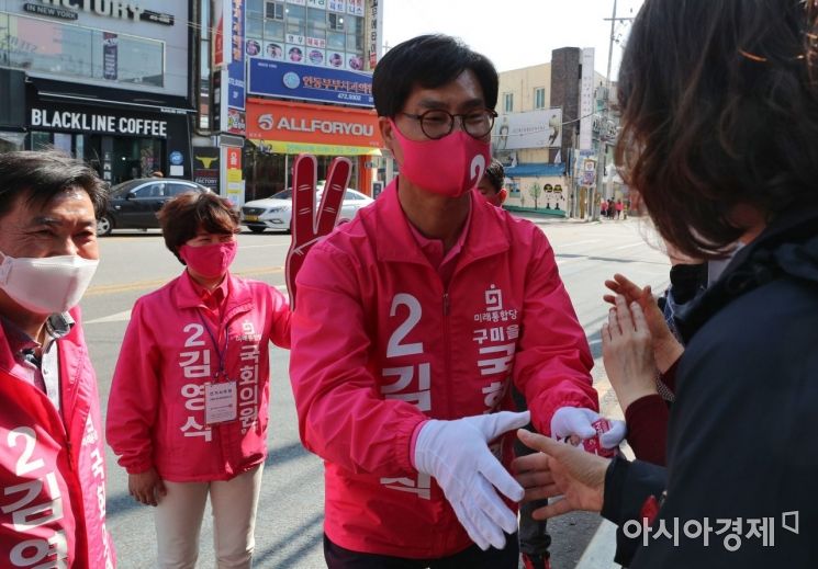 [포토] 시민들과 인사 나누는 김영식 후보