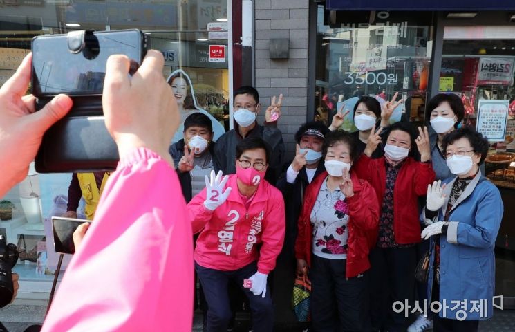 [포토] 지지자들과 기념사진 찍는 김영식 후보