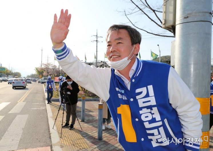 [포토] 퇴근길 인사하는 김현권 후보
