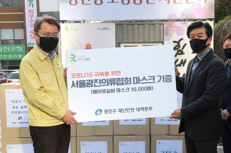 김선갑 광진구청장(왼쪽)과 박남용 서울광진의류협회 대표(오른쪽)