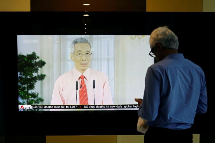리셴룽 싱가포르 총리가 3일 신종 코로나바이러스 감염증(코로나19) 대책과 관련해 대국민 연설을 하는 모습이 TV를 통해 방영되고 있다. [이미지출처=로이터연합뉴스]