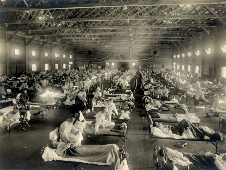 1918년 3월8일 세계 최초로 스페인 독감 발병이 확인된 것으로 알려진 미국 시카고 캔자스주 퍽스톤 기지의 당시 임시병상 모습 [이미지출처=EPA연합뉴스]