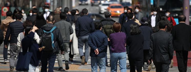 지난달 24일 서울 광화문 사거리에서 직장인들이 점심식사를 위해 이동하고 있다/사진=연합뉴스