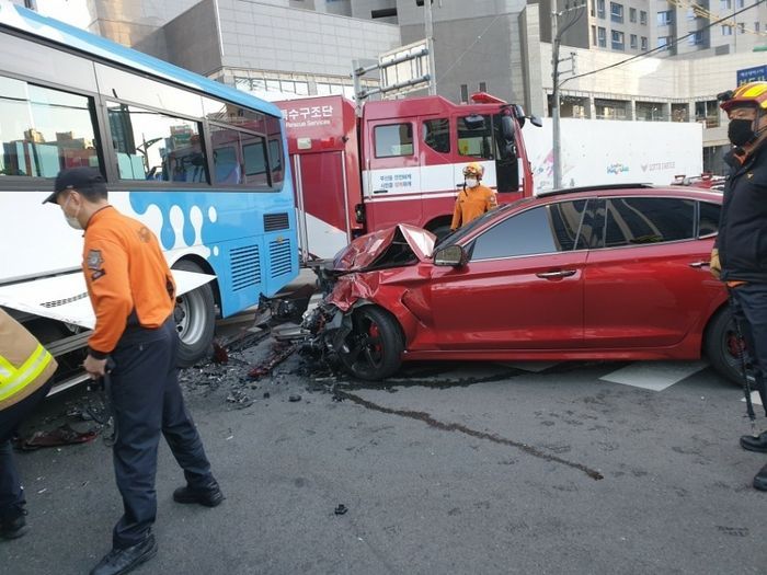부산서 음주운전 차량 시내버스 들이받아 가스 누출…1명 부상