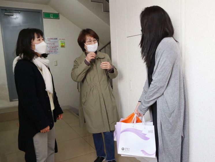 [포토]강남구, 해외입국 예정자 가족에게 격리물품 사전 전달