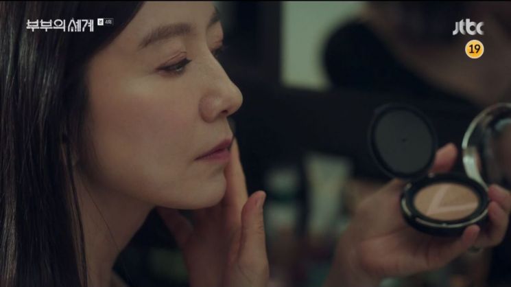 쿠션을 사용 중인 김희애.