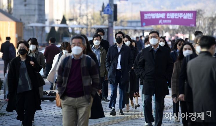 신종 코로나바이러스 감염증(코로나19) 확산 방지를 위한 고강도 사회적 거리두기 기간이 2주간 연장된 가운데 6일 서울 광화문네거리 인근에서 출근길 시민들이 발걸음을 재촉하고 있다./김현민 기자 kimhyun81@