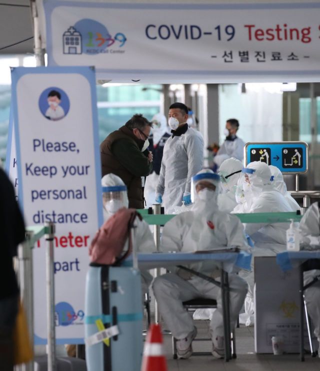 지난달 29일 오후 인천국제공항 2터미널에 마련된 선별진료소에서 유럽발 항공편 입국자들이 신종 코로나 바이러스 감염증(코로나19) 검사를 받고 있다.