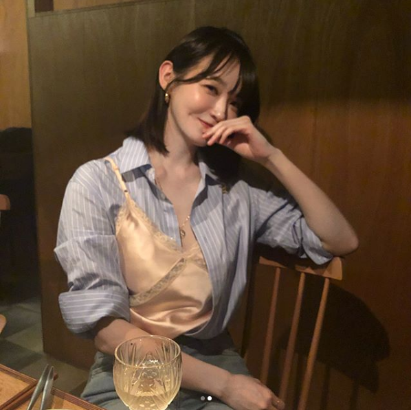 셔츠와 브라렛을 함께 착용한 강민경. 사진=강민경 인스타그램