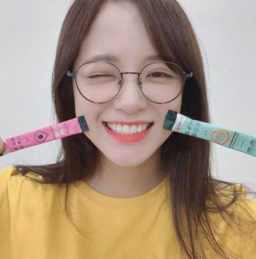 보송하고 깔끔한 피부표현이 돋보이는 김세정의 안경 메이크업. 사진=구구단 인스타그램