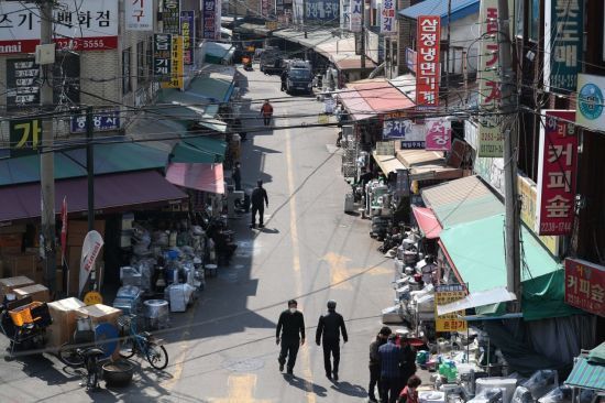 코로나19 여파로 자영업자들의 시름이 깊어지는 가운데 지난달 30일 서울 황학동 주방거리가 한산한 모습을 보이고 있다. / 문호남 기자 munonam@