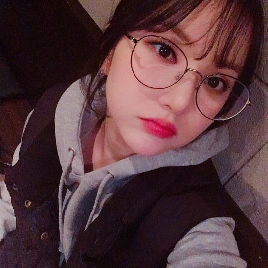 안경에는 심플한 아이 메이크업이 찰떡! 사진=여자친구 인스타그램