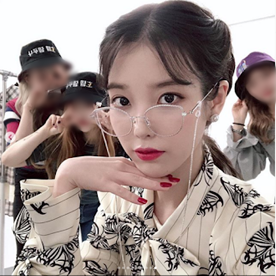 여리여리한 핑크빛 블러셔와, 라인을 채워 바른 레드립이 돋보이는 아이유 메이크업. 사진=아이유 인스타그램