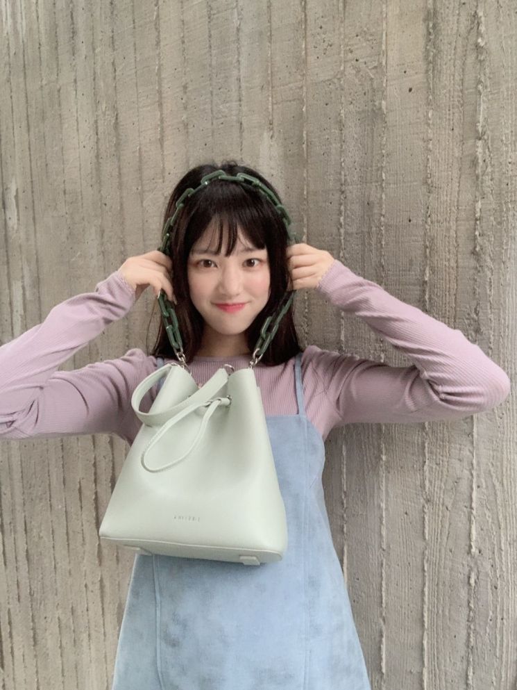 이유비, 상큼한 데일리룩 포인트는 민트 가방