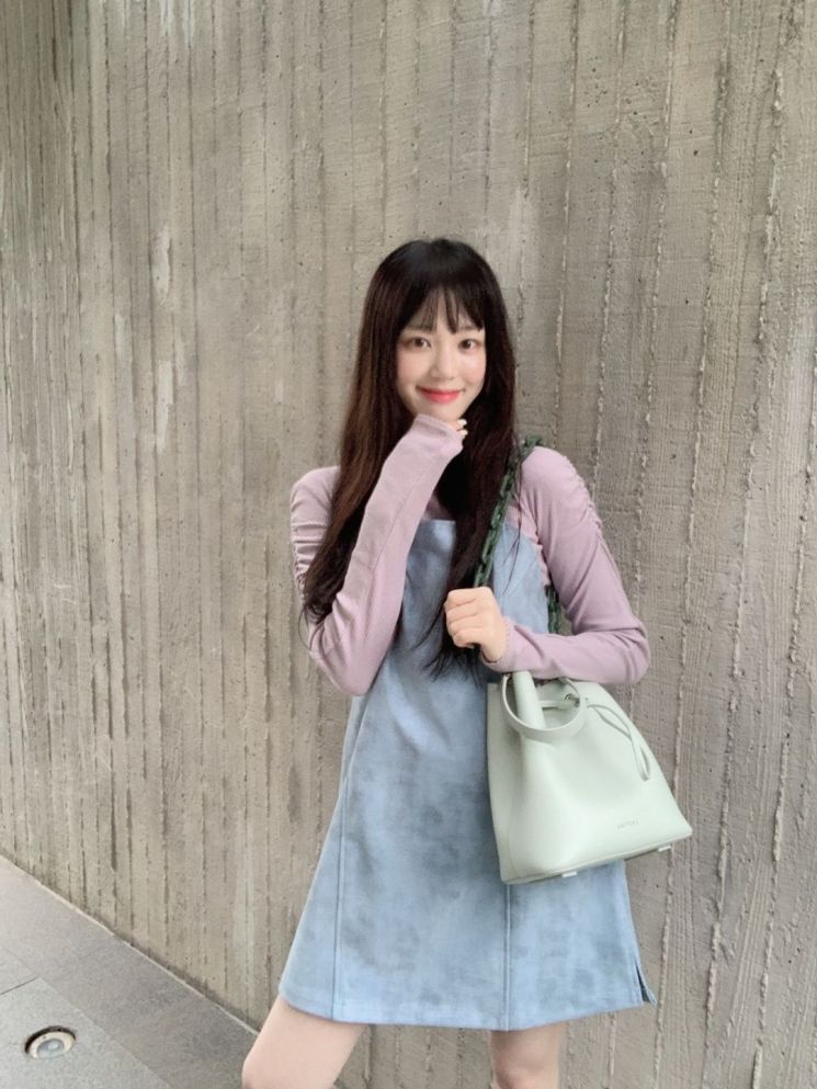 이유비, 상큼한 데일리룩 포인트는 민트 가방