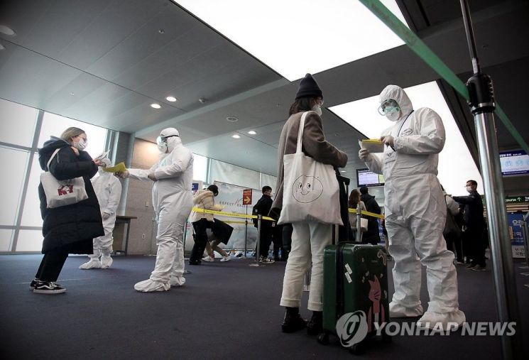 지난달 22일 인천공항 검역을 지원 중인 육군 수도군단 특공연대 장병들이 중국발 항공기 입국 승객들의 문진표를 확인하고 있다. / 사진=연합뉴스