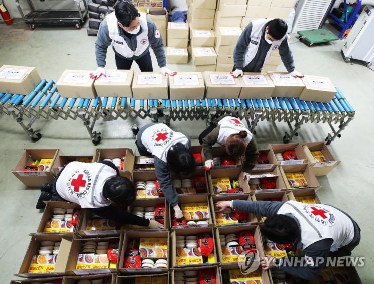 지난 2월28일 오후 경기도 수원시 대한적십자사 경기도지사에서 직원들이 신종 코로나바이러스 감염증(코로나19) 자가격리자를 위해 긴급구호세트를 제작하고 있다. / 사진=연합뉴스