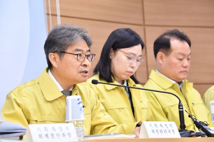 강승준 기재부 재정관리국장(왼쪽 첫번째)이 6일 세종정부청사에서 열린 '2019회계연도 국가결산 결과' 브리핑에서 주요내용을 발표하고 있다.