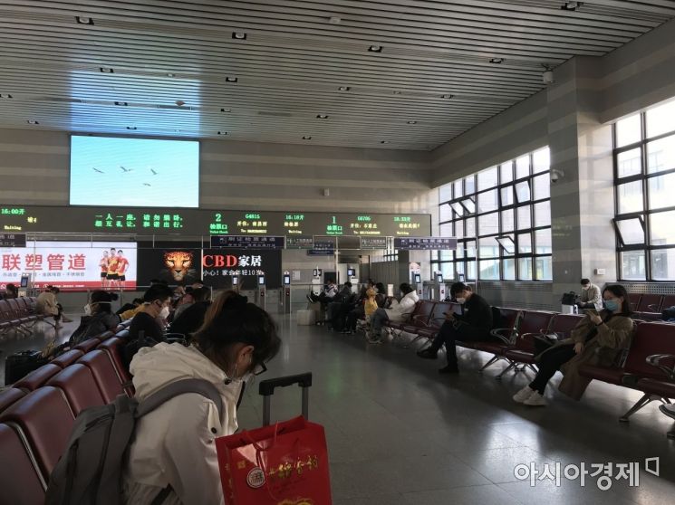 우한 봉쇄해제를 앞두고 베이징에서 우한으로 들어가려는 사람들이 6일 오후 4시18분(현지시간) 기차를 타기 위해 대합실에서 대기 중이다. 현재는 다른 지역에서 우한에 들어가는 것만 제한적으로 허용되는데, 8일 0시부터는 우한에 머물던 사람들도 다른 지역으로 나갈 수 있게 된다. 사진: 박선미 베이징특파원