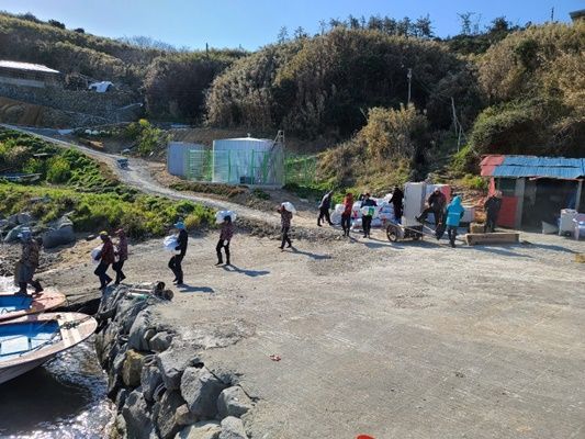 완도군 노화읍 청년연합회 회원들이 죽굴도 환경정화 활동을 펼쳤다. (사진=노화읍 제공)