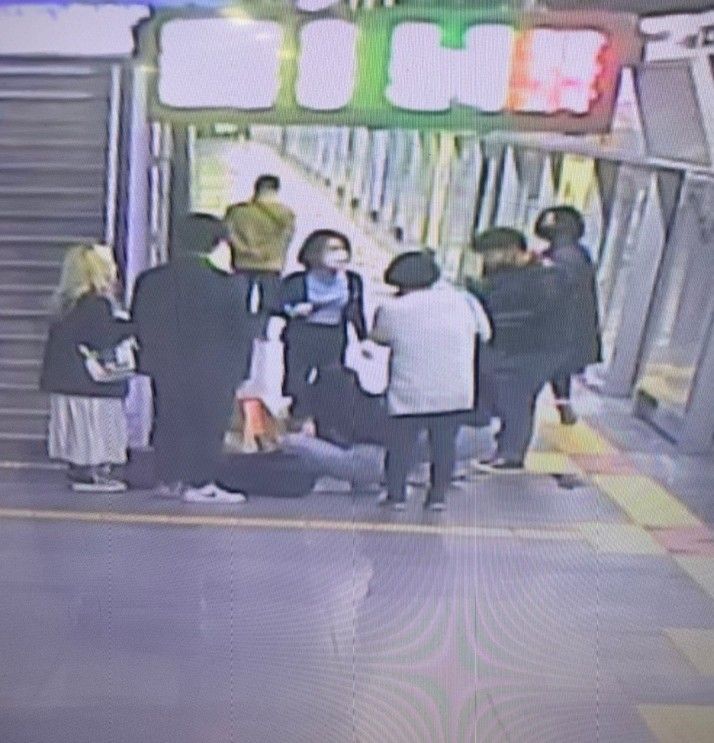 지난달 28일 서울지하철 1호선 용산역에서 임산부 A 씨가 갑작스럽게 이른 출산을 했다.. 사진=폐쇄회로(CC)TV 화면 캡처