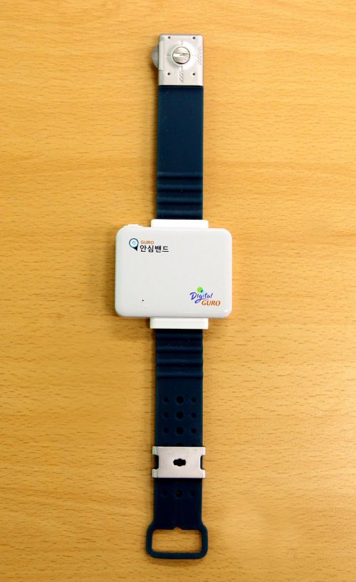 자가격리 손목밴드, 무용지물?