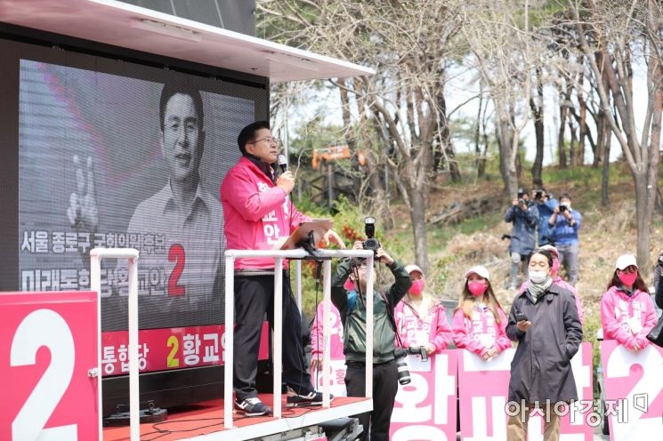 [포토]유세 차량에 오른 황교안 