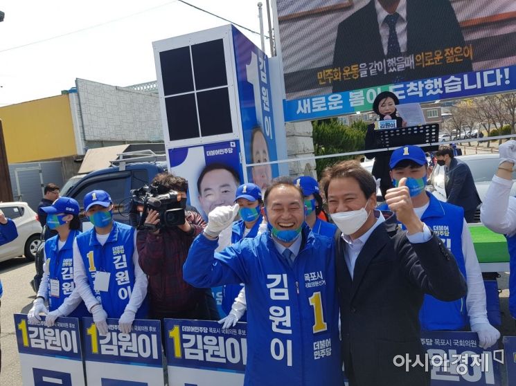 임종석 전 대통령 비서실장이 7일 오후 목포 동부시장을 찾아 김원이 더불어민주당 후보의 지원 유세를 펼치고 있다.