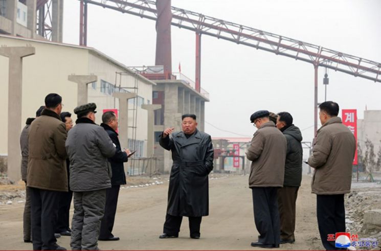 김정은 북한 국무위원장이 새해 첫 현지지도 일정으로 평안남도 순천시 순천인비료공장을 찾았다고 지난 1월 7일 조선중앙통신이 보도했다.