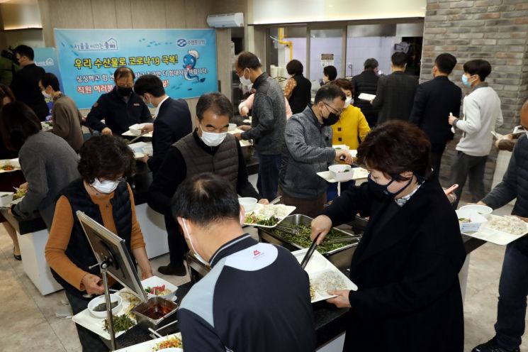 '수산물 급식 챌린지에 가장 먼저 참여한 송파구청의 직원들이 7일 구내식당에서 다양한 수산물로 구성된 점심식사를 하고 있다.