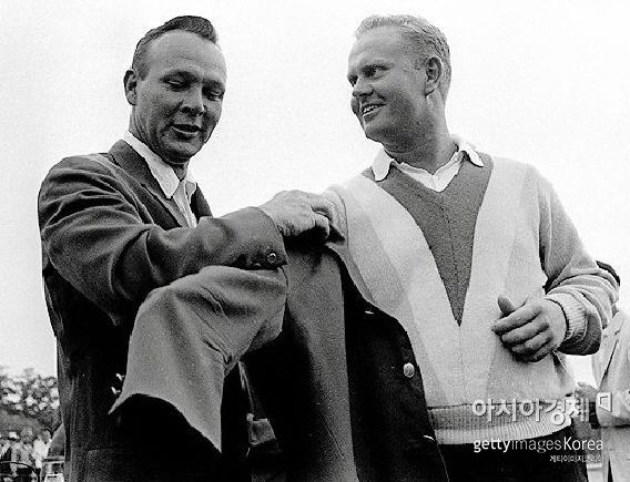 잭 니클라우스(오른쪽)가 1965년 마스터스 우승 당시 그린재킷을 입고 있는 장면.