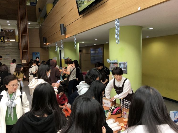 도봉구, 도봉 꿈의 학교 서울외국어고등학교에서 '도봉이 온통     축제다' 바자회를 개최하고 있다. (2019년 10월)