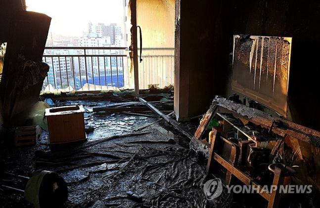 8일 오전 울산시 동구의 한 아파트에서 불이 나 어린이 등 2명이 숨졌다. 사진은 화재가 발생한 아파트 내부/사진=연합뉴스